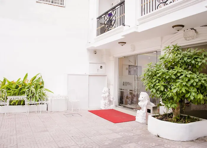 Airport Saigon Hotel - Gần ẩm thực đêm chợ Phạm Văn Hai TP. Hồ Chí Minh